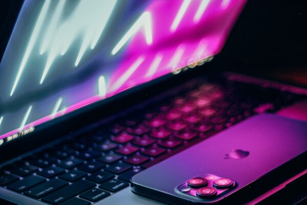 Apple OLED MacBook Launch